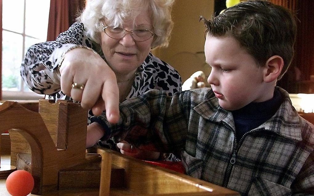 Opa’s en oma’s met een bijstandsuitkering mogen gewoon op hun kleinkinderen passen. Wel moeten ze zich beschikbaar houden voor de arbeidsmarkt en als ze voor het oppassen geld krijgen, moeten ze dat opgeven aan de sociale dienst. beeld ANP