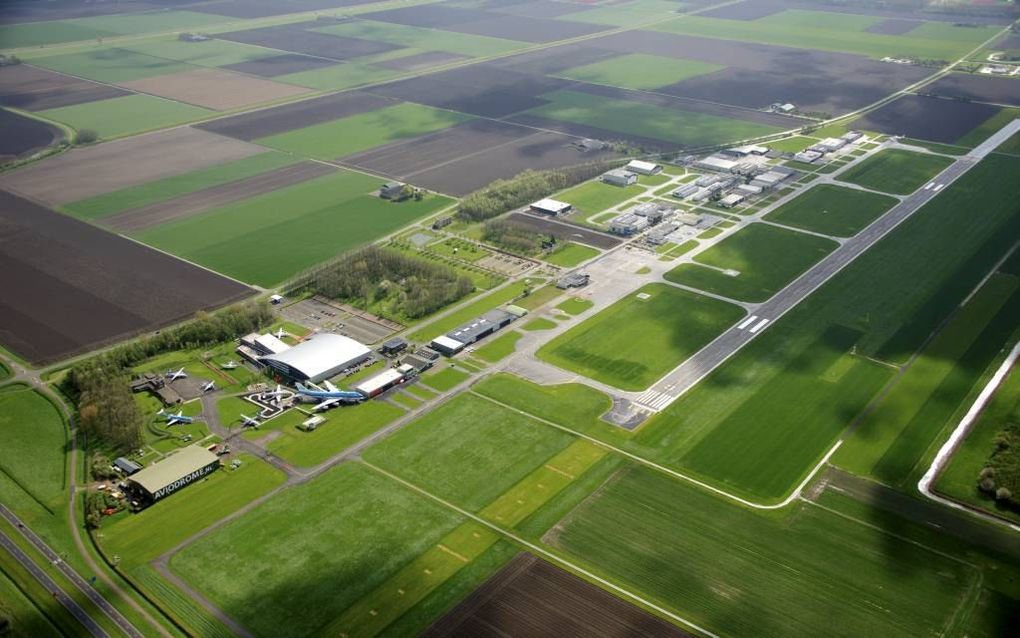 Luchthaven Lelystad met in het midden de start- en landingsbaan en links luchtvaartmuseum Aviodrome. Het kabinet neemt op zijn vroegst in april een besluit over een uitbreiding van de luchthaven. Onder andere de provincie praat mee over de infrastructuur.