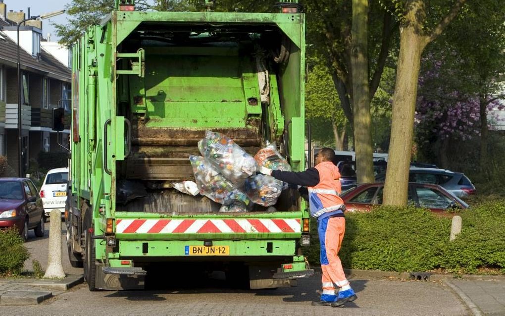 „Door het organiseren van verplichte deelname van werknemers per bedrijfstak is het logisch dat de solidariteit ook per bedrijfstak wordt georganiseerd. En in een bedrijfstak heb je per definitie hoger en lager opgeleiden, werknemers met een vlak en een s