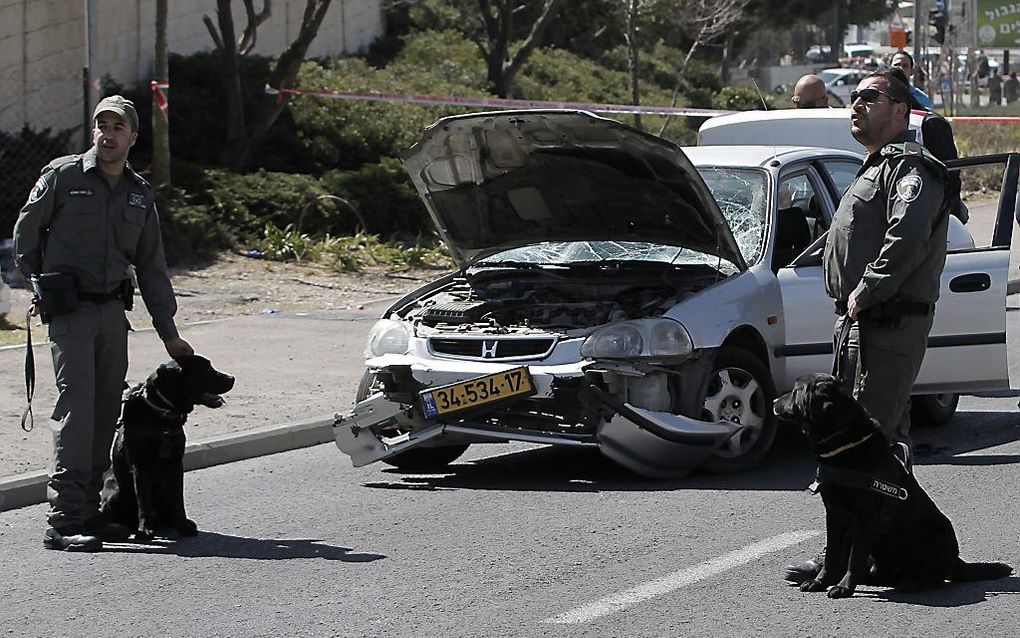 De auto die in Jeruzalem op mensen inreed. Beeld AFP