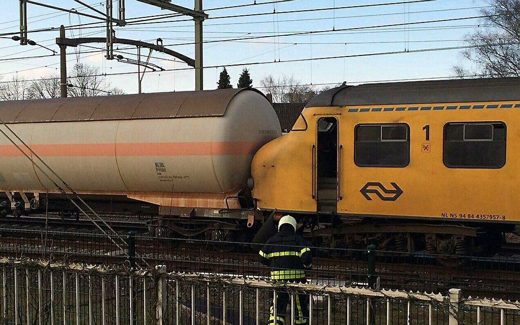 Bij Tilburg zijn een goederentrein en een passagierstrein op elkaar gebotst. beeld ANP