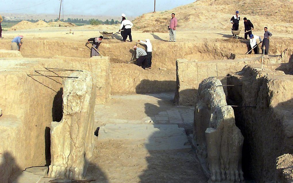 Archeologen aan het werk in Nimrud in juli 2001. beeld AFP