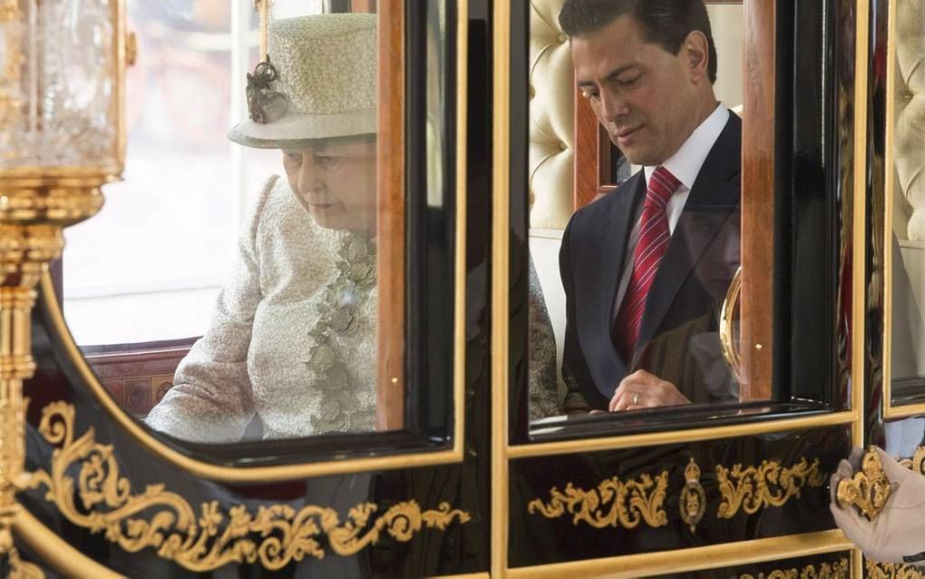 De Britse koningin Elizabeth II (l.) ontving dinsdag de Mexicaanse president Enrique Pena Nieto (r.) met groot ceremonieel voor een driedaags staatsbezoek. beeld AFP