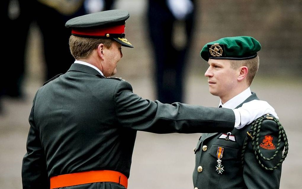 Koning Willem-Alexander sloeg Gijs Tuinman tot ridder 4e klasse Militaire Willemsorde. beeld ANP