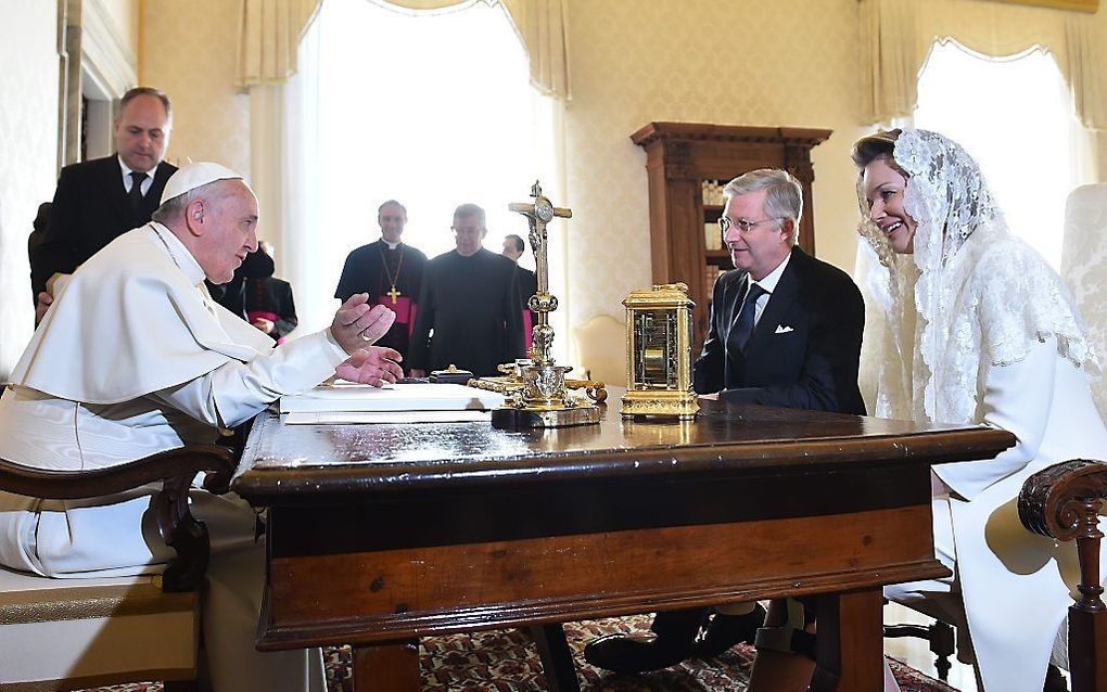 Paus Franciscus ontmoet koning Filip en koningin Mathilde van België. beeld AFP