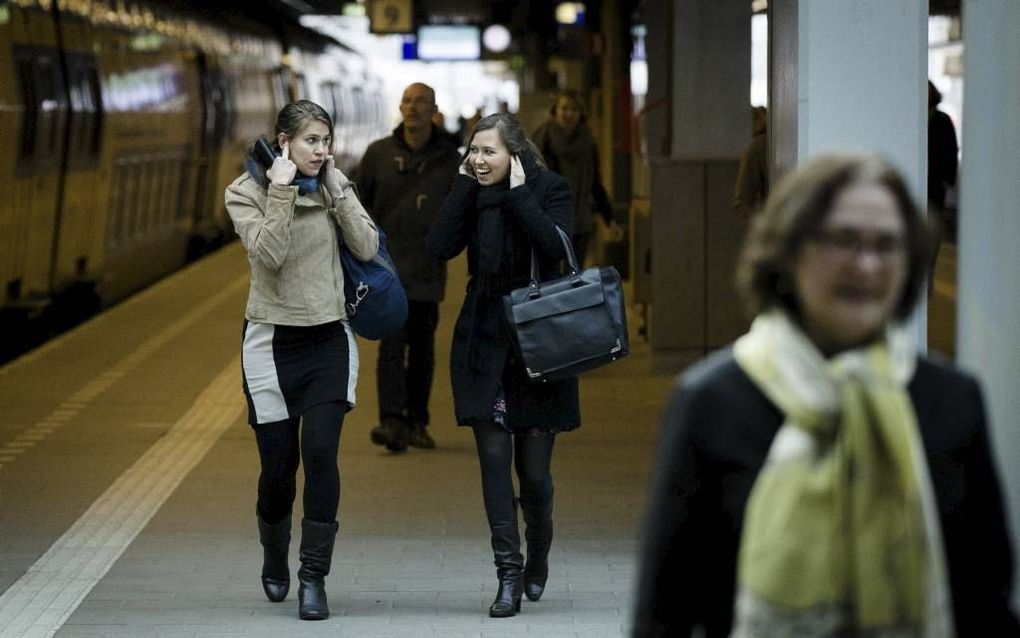 DEN HAAG. Treinreizigers hielden maandagmorgen rond negen uur hun vingers in de oren, toen machinisten de claxon indrukten. Met het toeterprotest vroeg het treinpersoneel aandacht voor agressie op het spoor.  beeld ANP