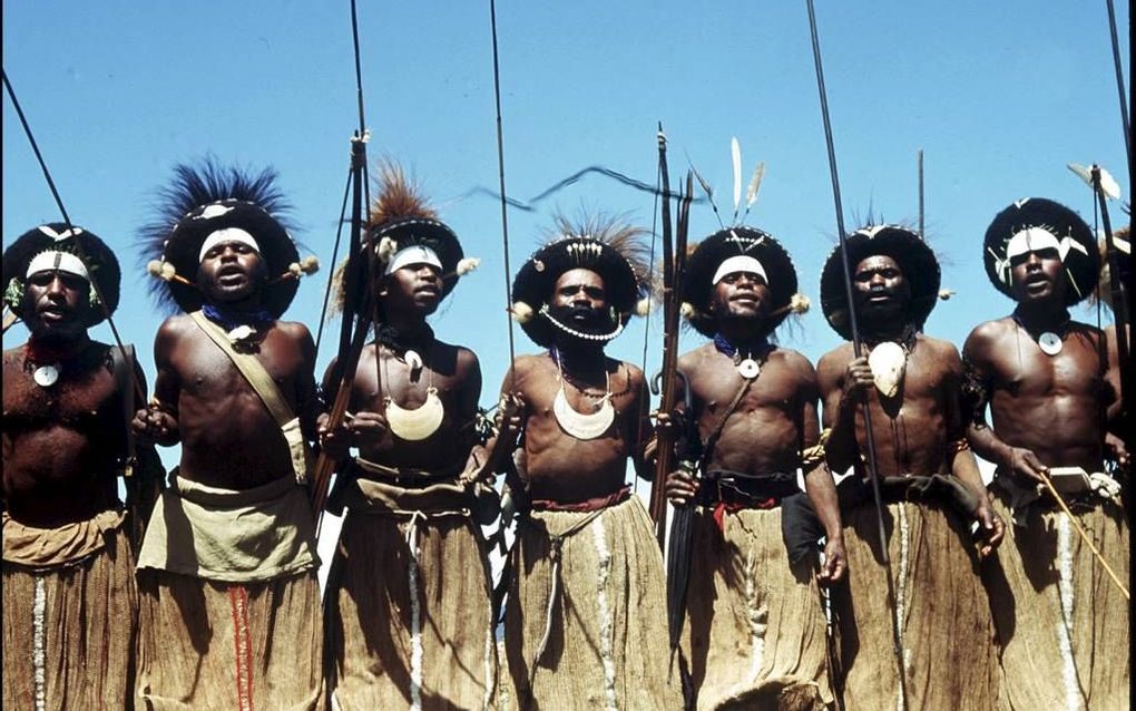 Papoea’s op Nieuw-Guinea in traditionele uitrusting. Foto ANP