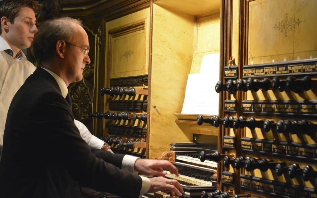 Harm Hoeve aan het orgel van de Bovenkerk in Kampen. Beeld Harm Hoeve