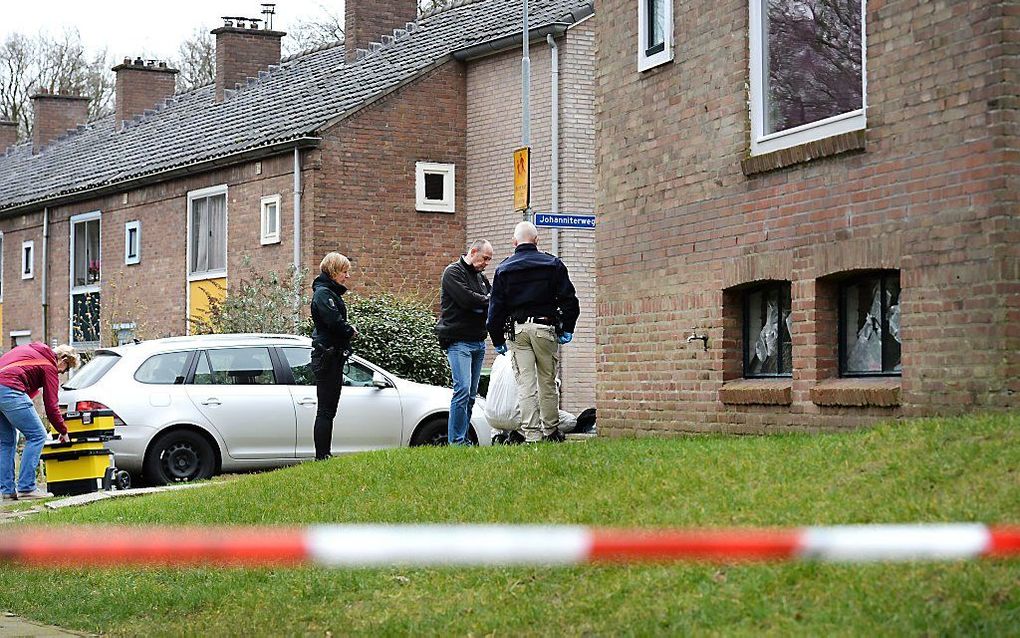 De politie zocht maandag 9 maart naar een gezin met vijf kinderen uit het Gelderse Doorwerth. De omgeving van hun woning aan de Johanniterweg was afgezet.  beeld ANP