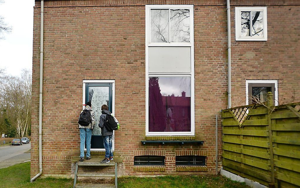 Het gezin met vijf jonge kinderen uit Doorwerth is ‘op vakantie’ in Duitsland. De Nederlandse en de Duitse politie zagen maandagavond na een gesprek met de ouders geen aanleiding om de familie tegen te houden.  beeld ANP