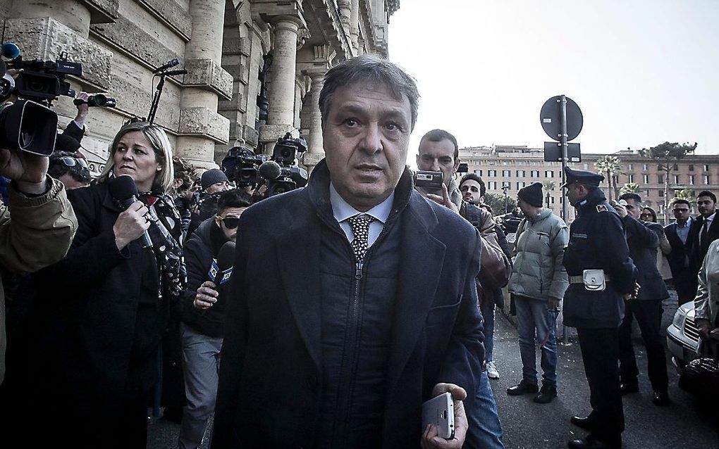 Advocaat Filippo Dinacci verlaat de rechtbank na de uitspraak in de zaak Berlusconi. Beeld EPA