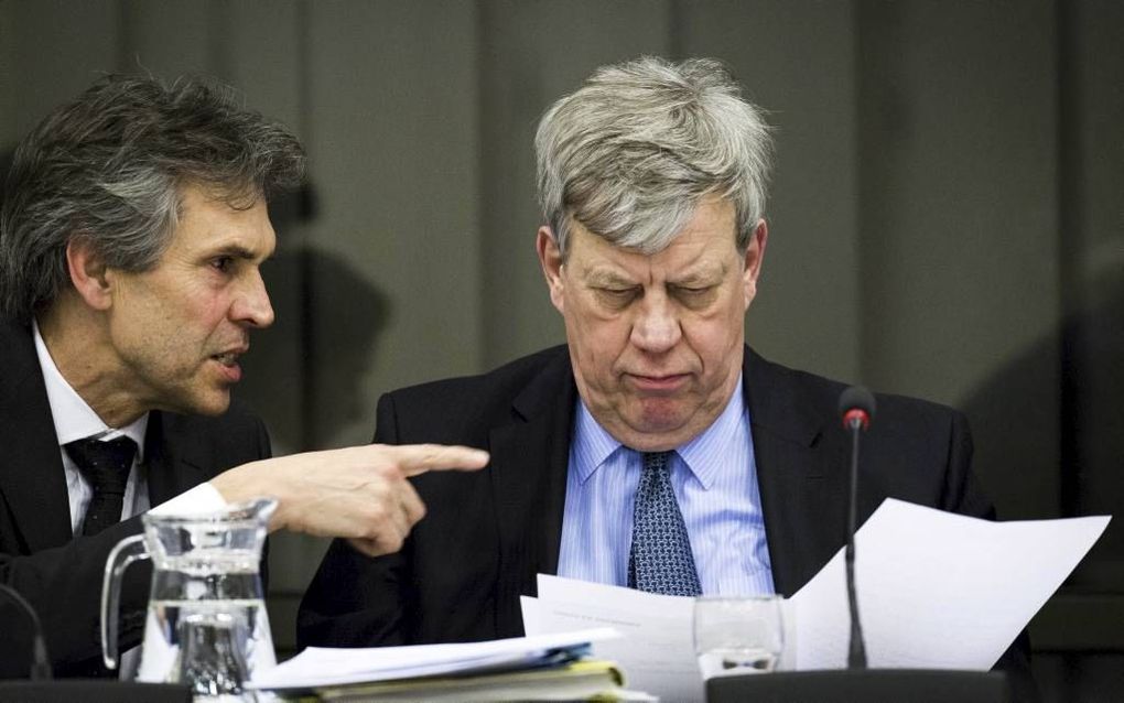 Terreurbestrijder Dick Schoof (l.) in gesprek met minister Opstelten. beeld ANP