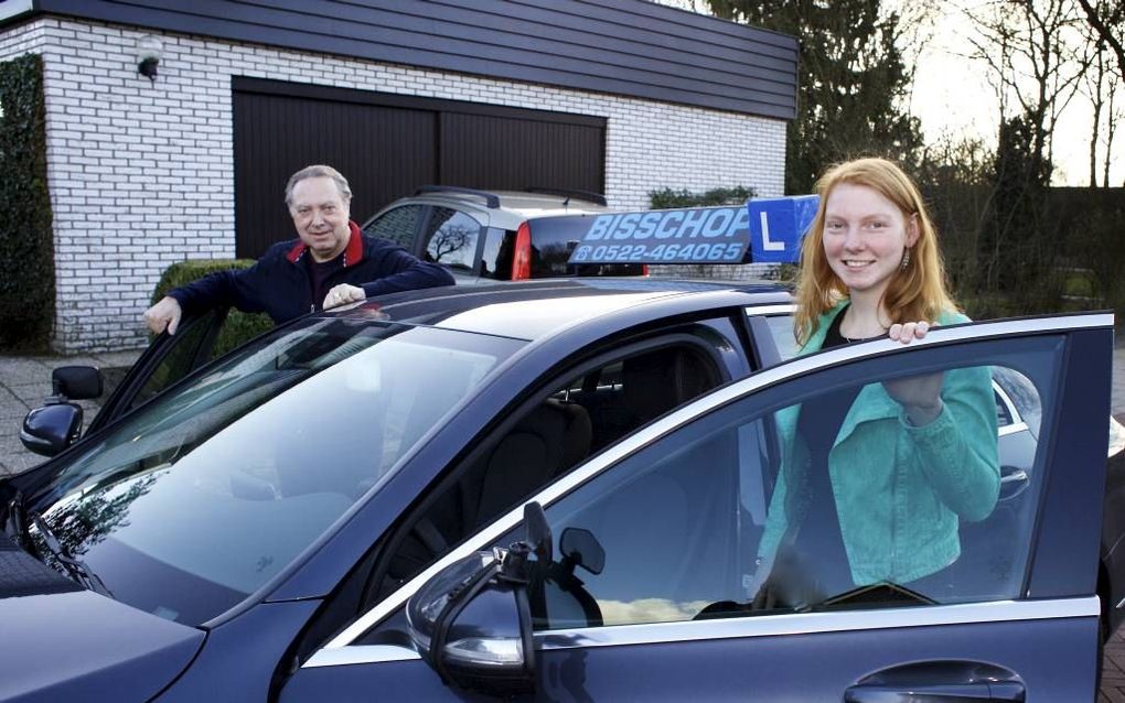 Fenna Tuin haalde op 17-jarige leeftijd haar rijbewijs. Ze leste bij haar opa, L. Bisschop (links op de foto). beeld Dick Vos