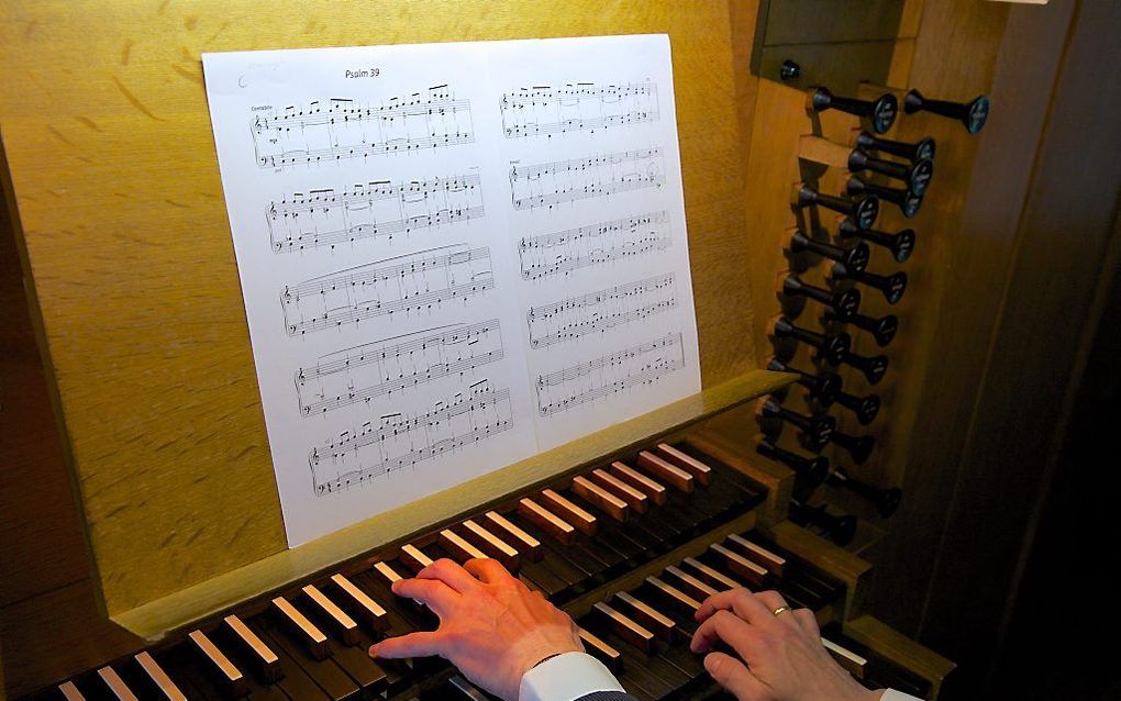 De kerkorganist zet zich elke zondag in om de gemeentezang in goede banen te leiden. beeld Sjaak Verboom