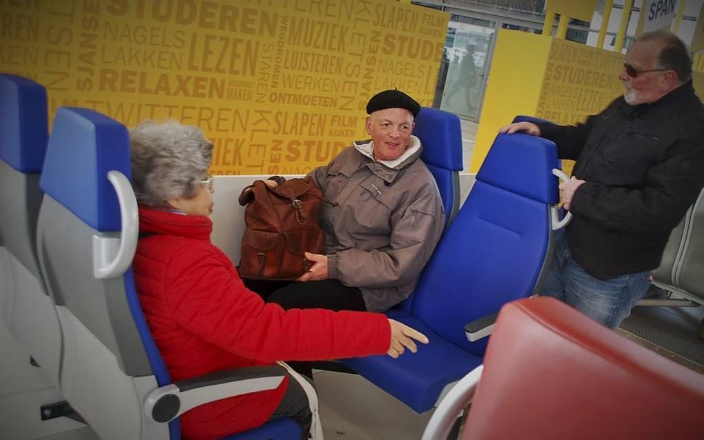 Reizigers testen de stoelen voor de nieuwe Sprinter van NS. beeld RD, Gerard ten Voorde