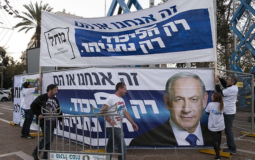 TEL AVIV. Israël gaat dinsdag naar de stembus. De Likudpartij van premier Netanyahu dreigt voorbij te worden gestreefd door de Zionistische Unie. beeld AFP