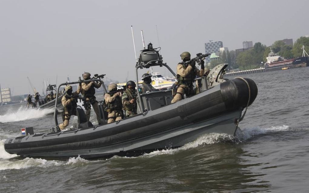 Mariniers beschikken over snelle motorboten, de zogenaamde FRISC’s, hier te zien tijdens een demonstratie in de haven van Rotterdam. Boten van dit type liggen op Aruba klaar voor het geval er vanuit Venezuela Nederlanders moeten worden geëvacueerd. beeld 