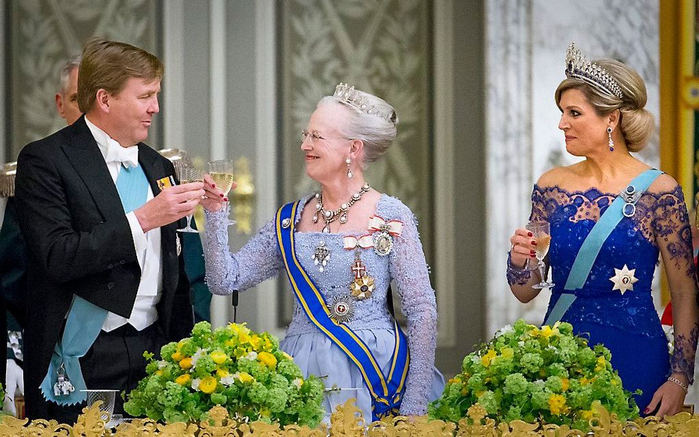 Koning Willem-Alexander, de Deense koningin Margaretha en koningin Máxima tijdens het staatsbanket in Christiansborg Slot. Beeld ANP