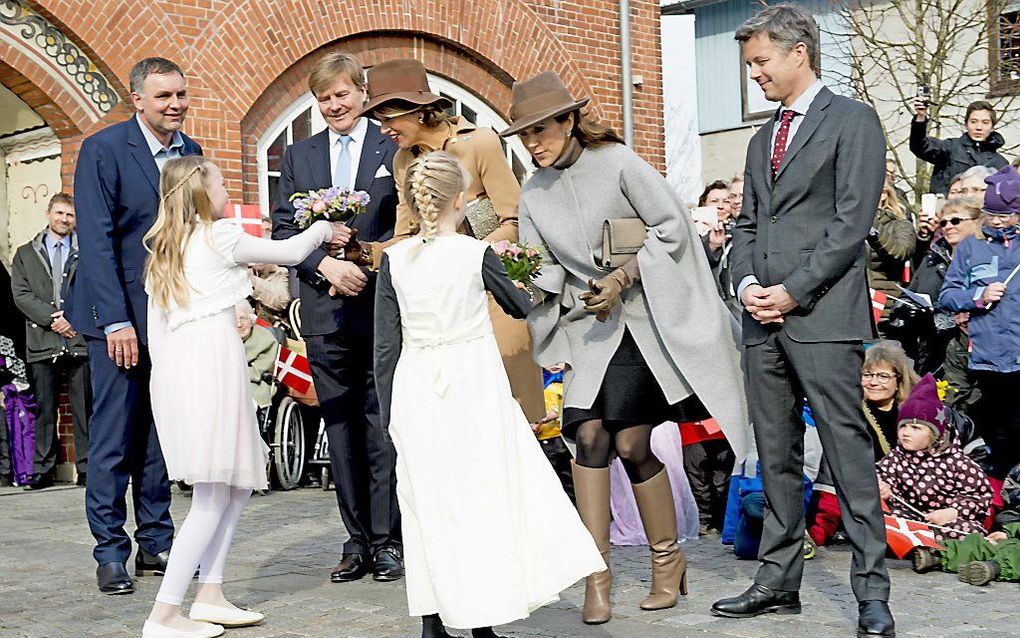 Koning Willem-Alexander en koningin Máxima met de Deense kroonprins Frederik en kroonprinses Mary tijdens hun bezoek aan het eiland Samsø. Links burgemeester Meijer van Samsø. beeld ANP