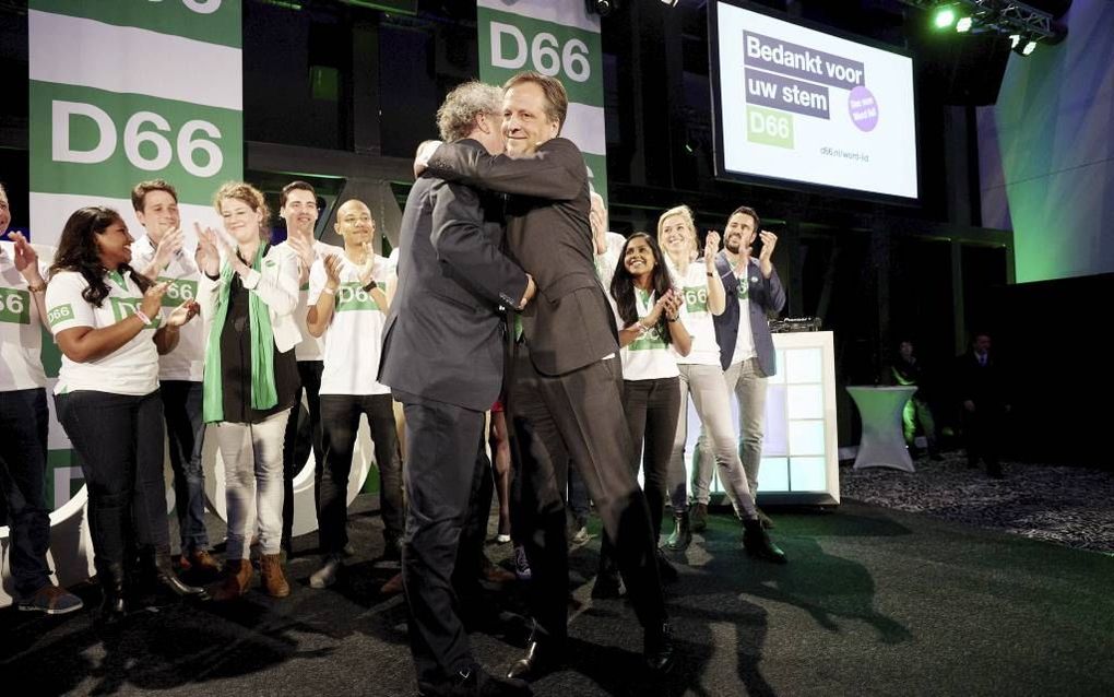 D66-leider Pechtold (r.) omhelst senator De Graaf. beeld ANP