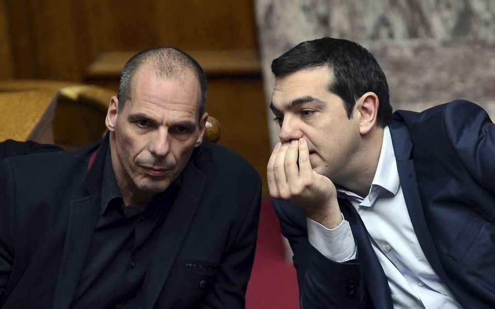 Premier Tsipras (r.) en minister van Financiën Varoufakis (l.). beeld AFP