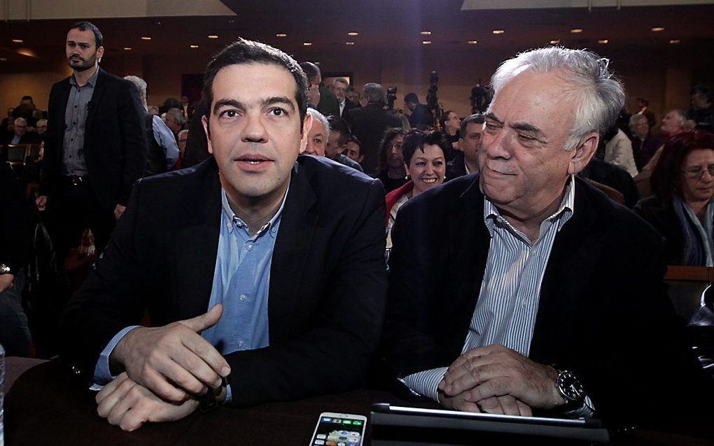 Premier Tsipras (L) en vice-premier Dragasakis. beeld EPA