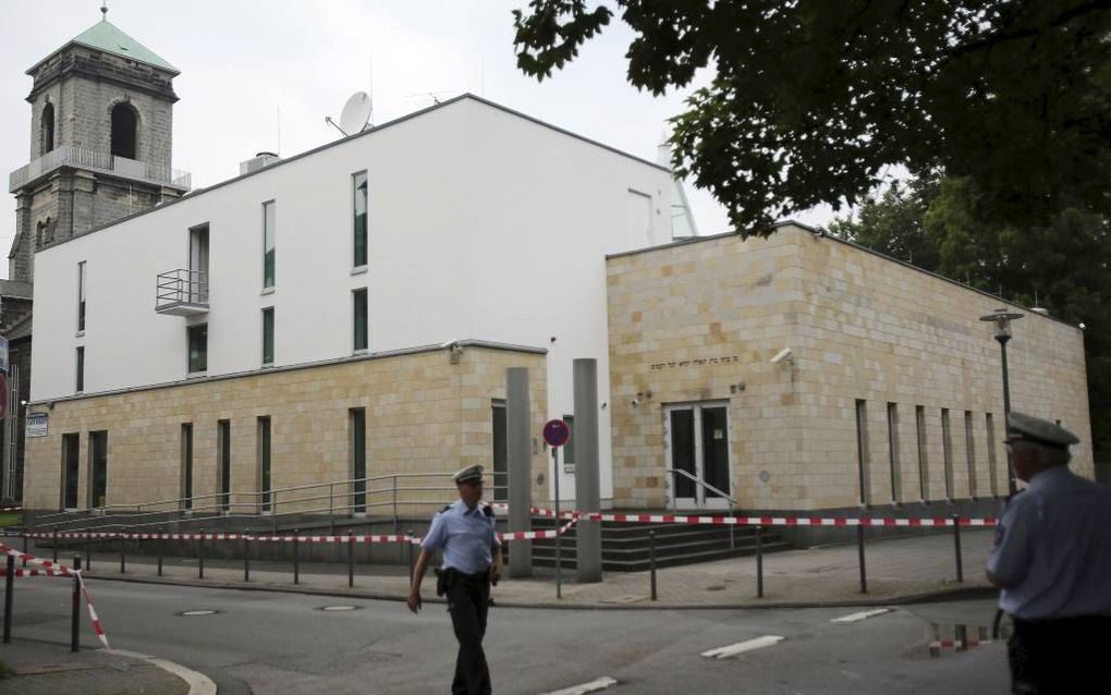 WUPPERTAL. De Joodse synagoge in Wuppertal werd vorig jaar zomer met molotovcocktails aangevallen. Joden en moslims hebben nu de handen ineen geslagen om antisemitisme aan te pakken. beeld EPA