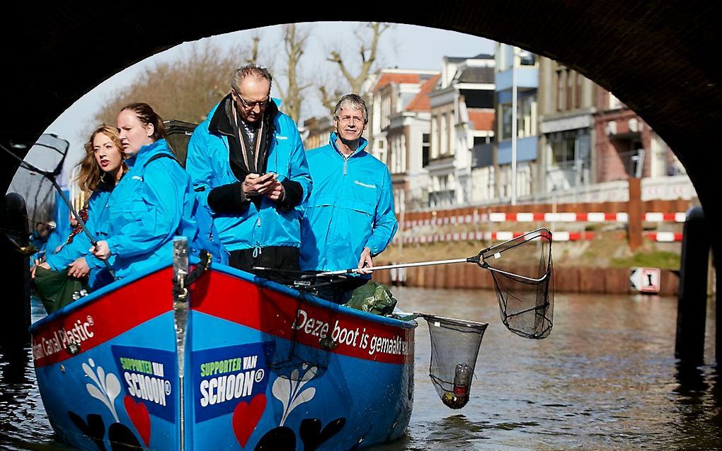 ChristenUnie-leider Arie Slob viste tijdens de campagne voor de waterschapsverkiezingen plastic afval uit de grachten van Utrecht. De ChristenUnie vroeg daarmee aandacht voor schoon water in de stad en het hergebruik van afval. beeld ANP