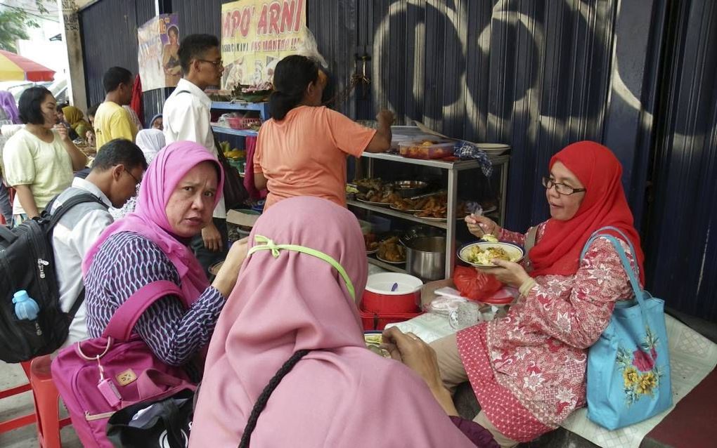 Vrouwen op straat in Jakarta. beeld RD