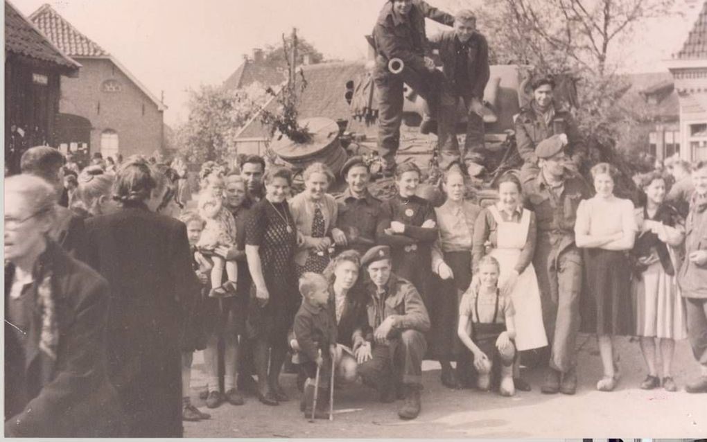 Een Canadese tank in het centrum van Lunteren bij de bevrijding op 17 april 1945. beeld Gemeentearchief Ede