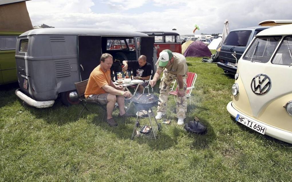 BUDEL. Het Volkswagenbusje was 65 jaar geleden direct een hit. Aan die populariteit is nooit een eind gekomen. In de zestiger jaren trokken veel hippies ermee van festival naar festival. beeld ANP