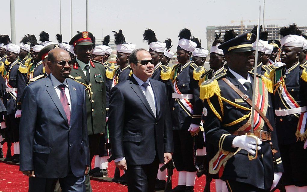 Al-Bashir (l.) en al-Sisi. Beeld AFP