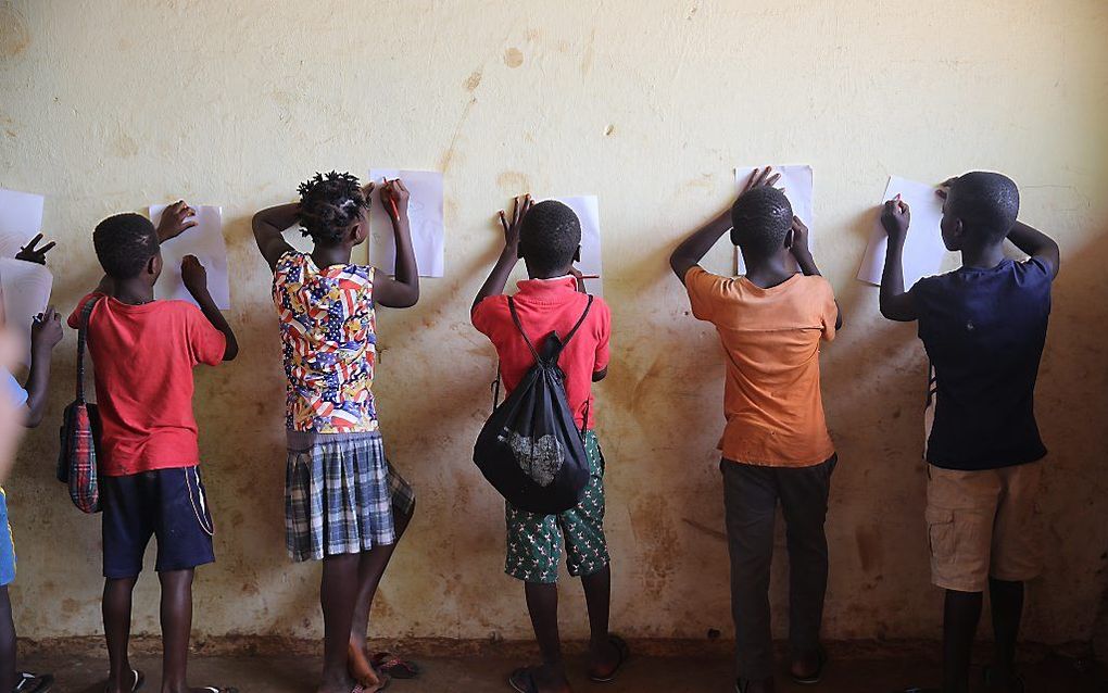 De 10,5 miljoen euro die sinds november 2014 in Nederland is ingezameld voor de Nationale Actie tegen ebola, heeft inmiddels ruim 200.000 mensen bereikt. Ruim 30 procent van het ingezamelde bedrag is inmiddels besteed. beeld AFP