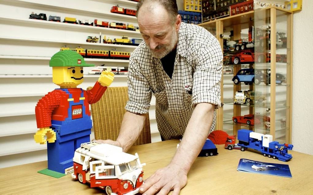 LEERDAM. De Legofreaks zijn geziene gasten op de Verzamelbeurs in Leerdam. Jacques, een van de drie mannen: „Met het bouwen zijn we acht tot negen maanden bezig, vooral ’s avonds en in het weekend.” beeld André Bijl