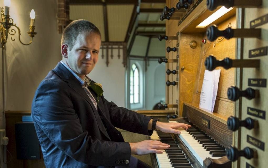 Henri Frens achter het orgel in Elspeet. beeld André Dorst