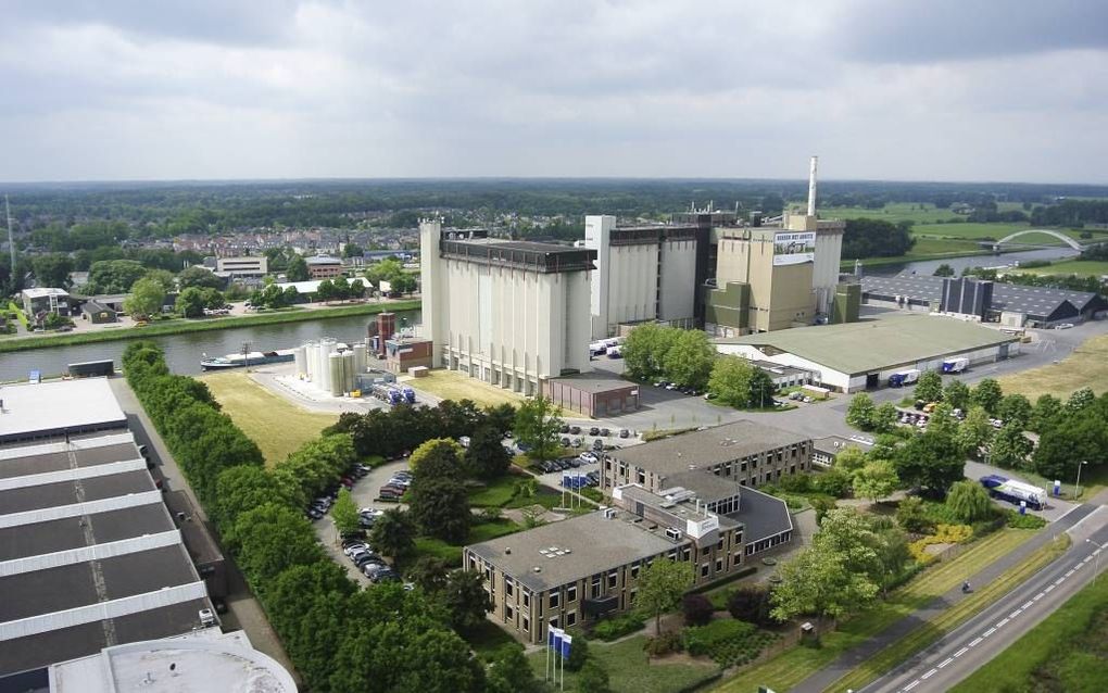 LOCHEM. Diervoederfabrikant ForFarmers is door een reeks overnames uitgegroeid tot marktleider in Nederland en het Verenigd Koninkrijk en heeft ook fabrieken in Duitsland en België. Foto: de mengvoerfabriek in Lochem is met een capaciteit van 650.000 ton 