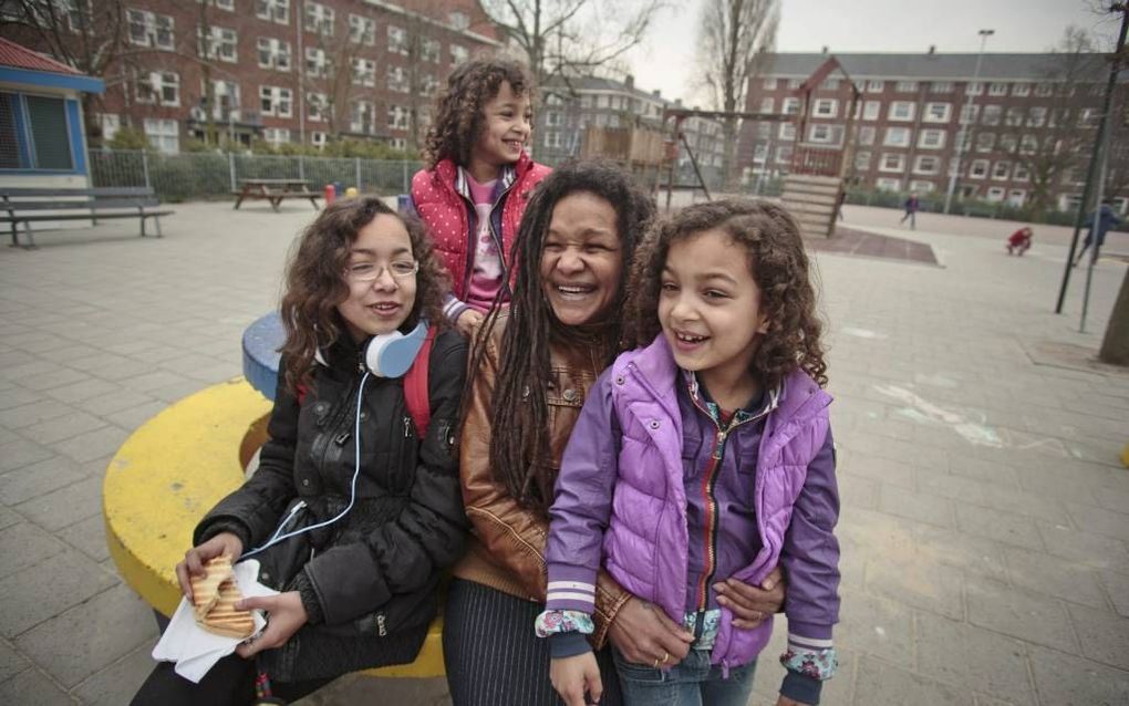 Lycentha Mook met haar drie dochters bij een speeltuin vlakbij haar huis in Amsterdam. beeld Eran Oppenheimer