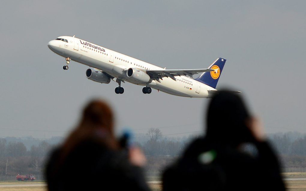 Een vliegtuig van Lufthansa met aan boord nabestaanden van slachtoffers van de vliegramp met een toestel van Germanwings. beeld EPA