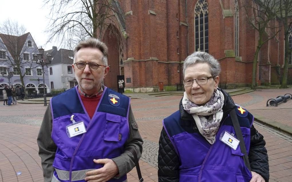 HALTERN AM SEE. Hulpverleners Josef Schlierkamp en Eva-Maria Pauly bieden steun aan treurenden in het Duitse stadje Haltern am See.  beeld RD