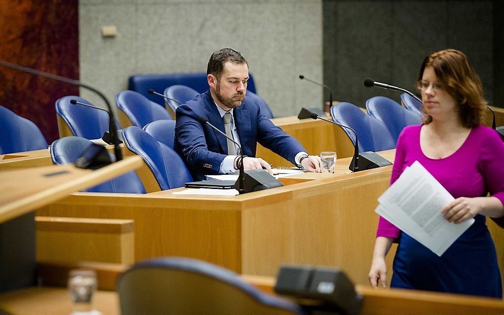 Staatssecretaris Klaas Dijkhoff van Veiligheid en Justitie en GroenLinks-Kamerlid Linda Voortman tijdens een debat in de Tweede Kamer over het asielplan van de VVD. beeld ANP