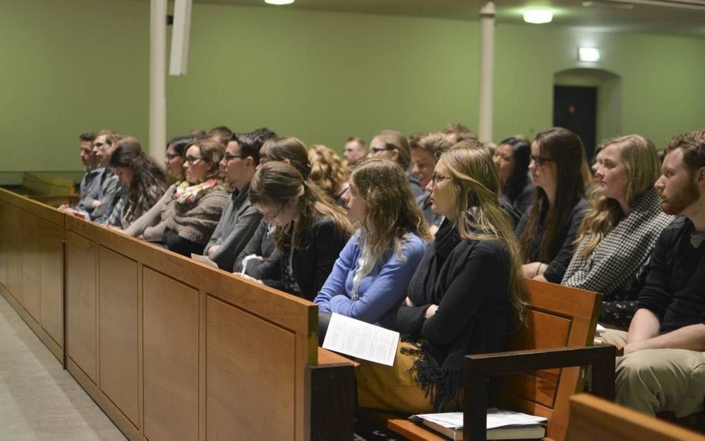 Leden van de studentenvereniging Depositum Custodi bezonnen zich gisteravond in de Westerkerk in Utrecht op de vraag hoe de tijdgeest in psalmberijmingen is aan te wijzen. Drs. Jaco van der Knijff hield de inleiding. Beeld Robbin Walhout