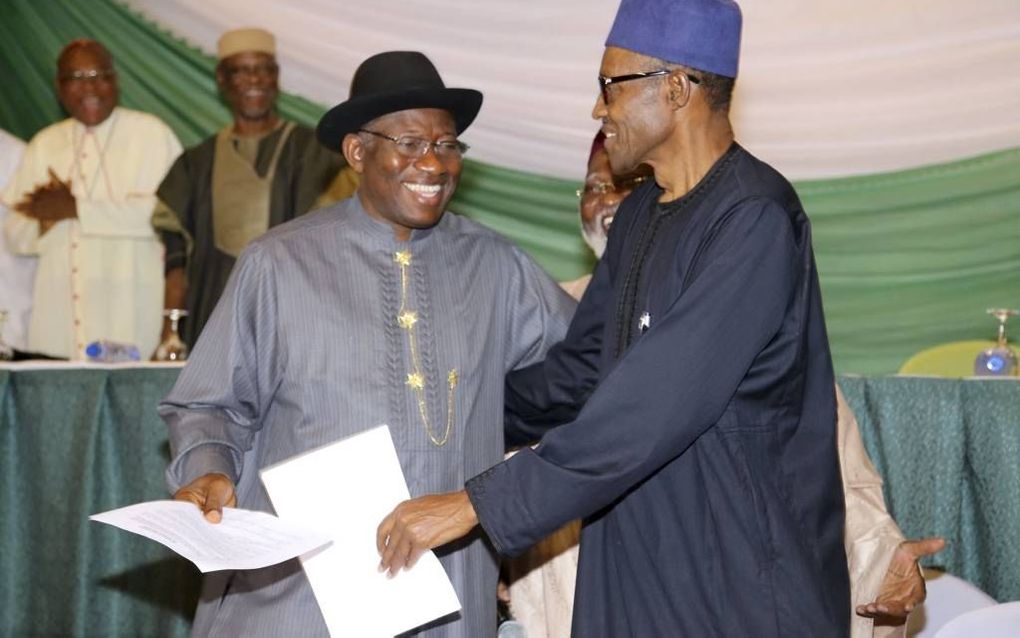 ABUJA. De Nigeriaanse president Goodluck Jonathan (l.) en zijn belangrijkste rivaal Muhammadu Buhari (r.), tekenden donderdag een verklaring waarin ze zich sterk maken voor vreedzame verkiezingen. beeld AFP