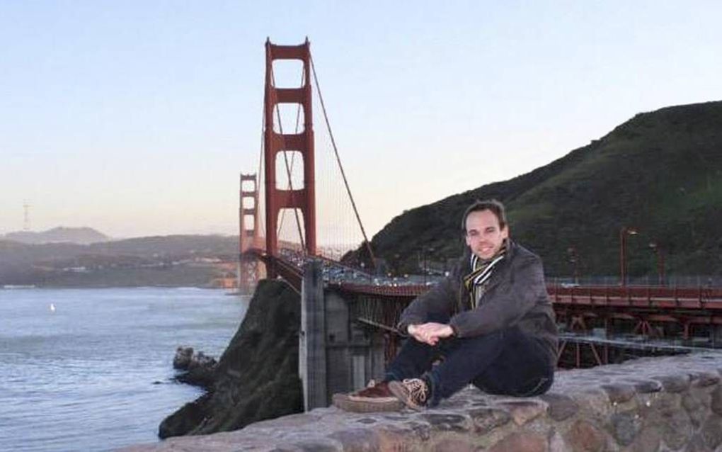 Andreas Lubitz bij de Golden Gate Bridge in San Francisco. De foto stond op zijn inmiddels verwijderde Facebookpagina. beeld AFP