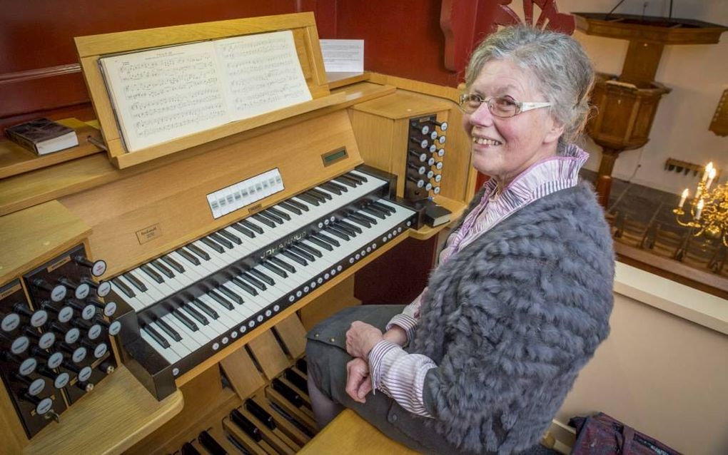 Corrie Verkade bij het orgel in Reeuwijk-Dorp. Beeld Cees van der Wal