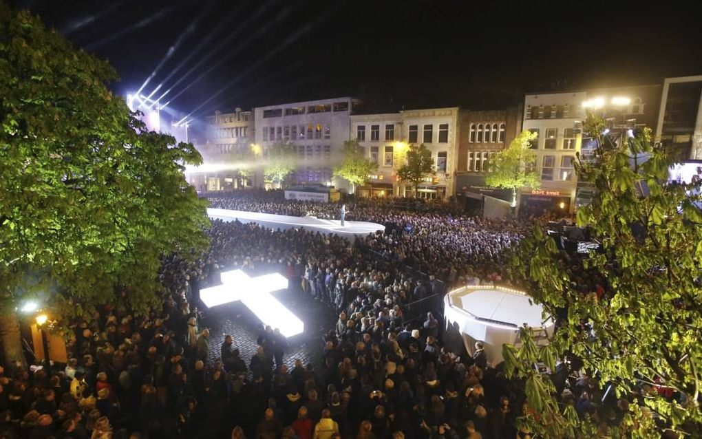 The Passion 2014. Een verlicht kruis wordt in processie naar de Vismarkt in Groningen gedragen. beeld ANP