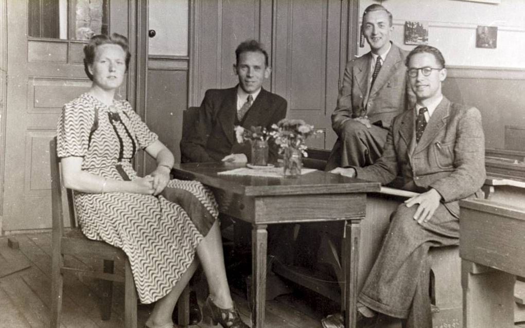 Mogelijk de laatste personeelsfoto van de Groen van Prinstererschool in Kampen met bovenmeester Altena (omstreeks 1943). Van links naar rechts mej. E. van Woerden, E. Altena, J. Lussenburg en N. A. Heyligers. beeld collectie T.A. van der Horst