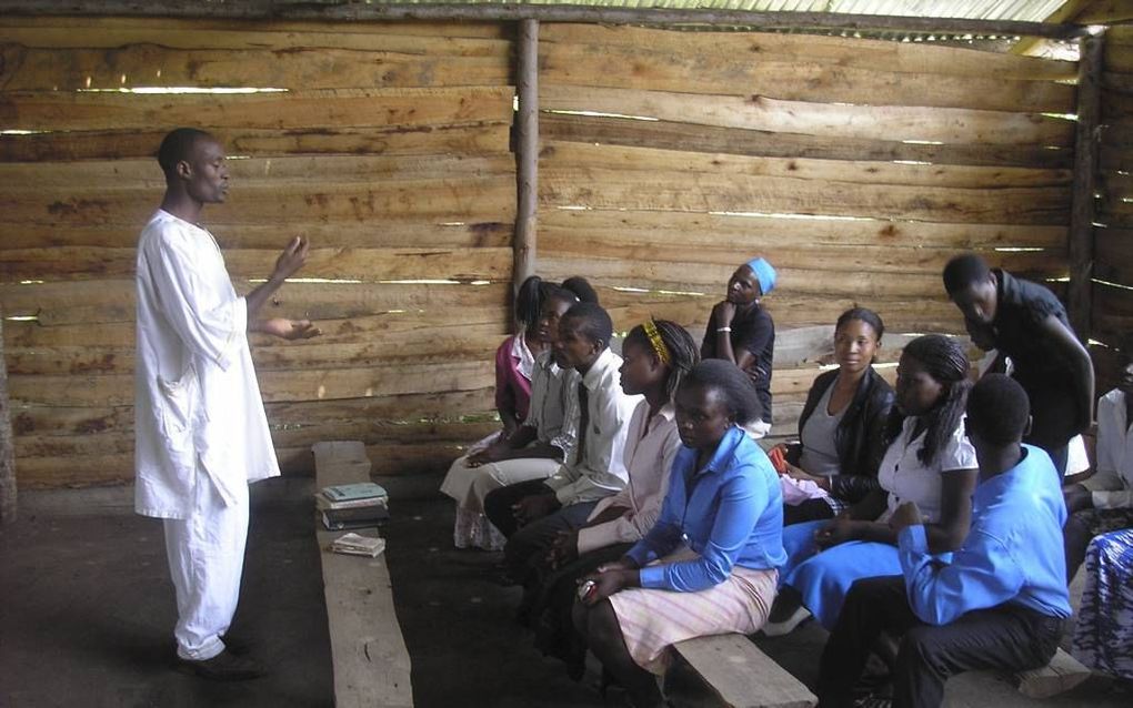 De jonge Ugandese voorganger Samuel Muzezeni startte anderhalf jaar geleden in het zuidwestelijke Kanungudistrict in Uganda een presbyteriaanse kerk. Het is de enige reformatorische kerk in de zeer wijde omgeving. Beeld Nico van den Berge