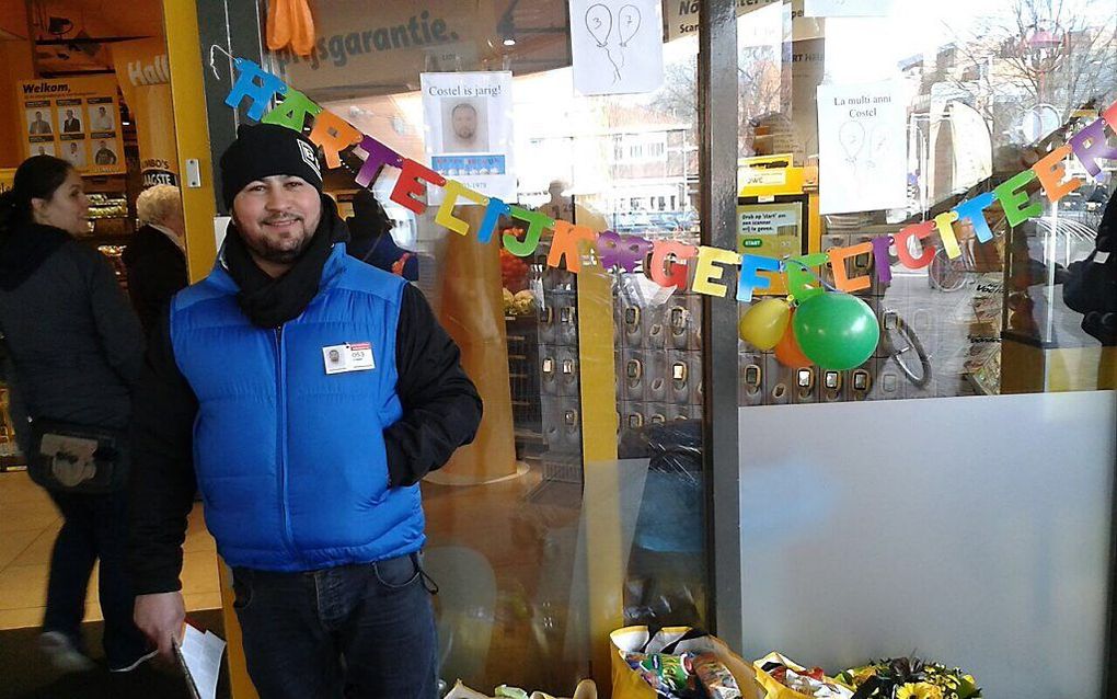 De jarige Costel voor de supermarkt. Beeld Ruth van Schothorst