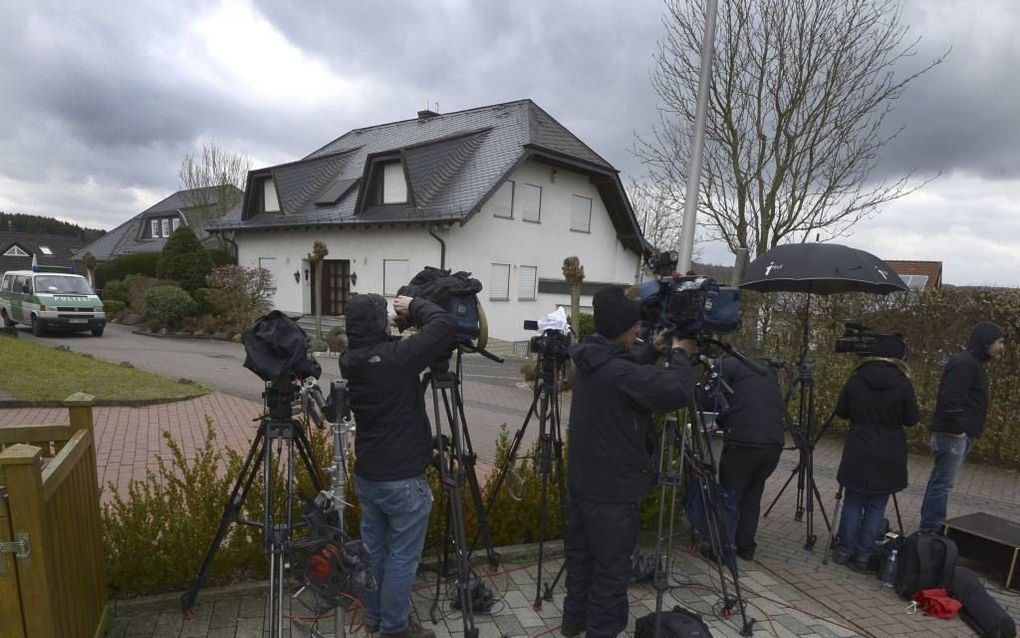 MONTABAUR. Media van over de hele wereld hebben zich bij het huis van de Duitse copiloot in Montabaur verzameld. De schok in het stadje is groot. beeld AFP