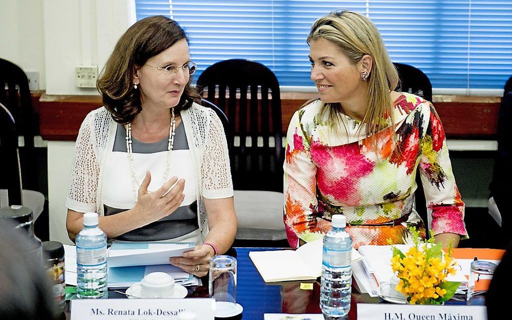 Koningin Maxima (r.) in gesprek met Renata Lok- Dessallien, VN coördinator voor de UNDP compound, tijdens haar 3-daags bezoek aan Myanmar. beeld ANP